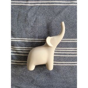 5/$25 🌸 White ceramic elephant
